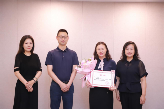 230516宜賓市婦聯(lián)、市紀委到我公司為全國“最美家庭”獲得者周玲同志頒獎124.png
