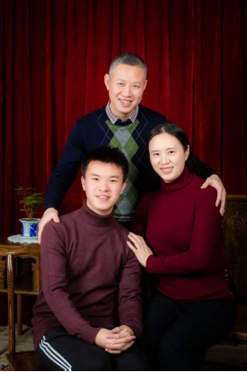 230517家風(fēng)與黨風(fēng)齊揚(yáng)，奉獻(xiàn)共熱愛同行——記全國(guó)“最美家庭”獲得者周玲223.png